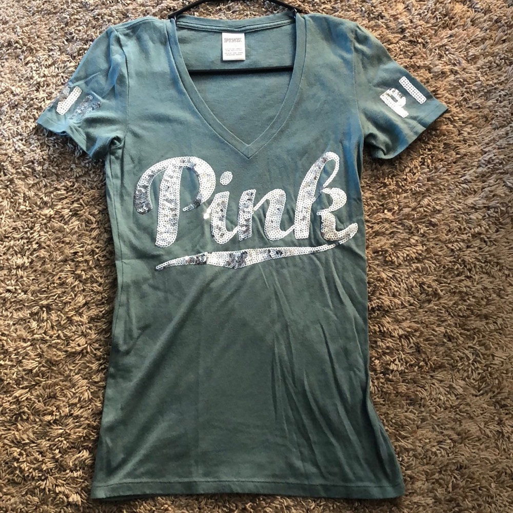 V-neck t-shirt